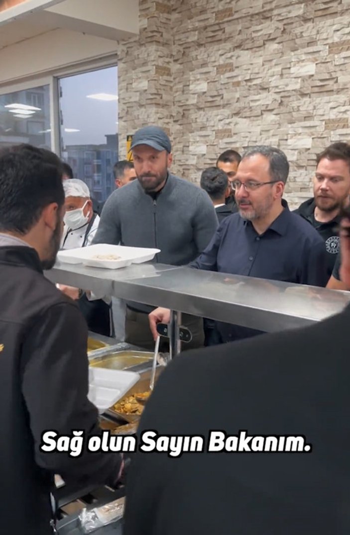 Mehmet Kasapoğlu, Adıyaman'da öğrenci yurdunda iftar yemeği dağıttı