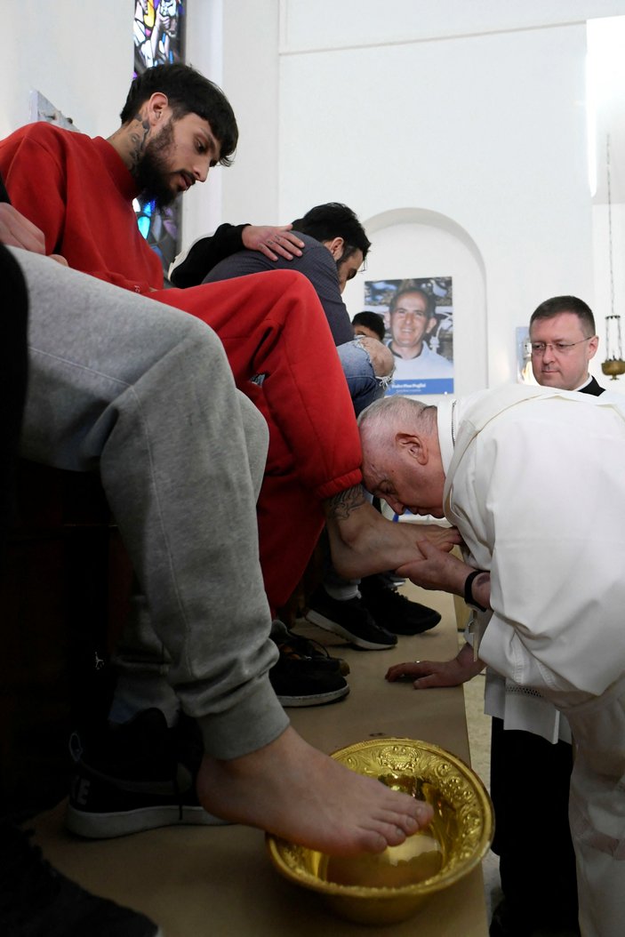 Papa Francis mahkumların ayaklarını yıkayıp öptü