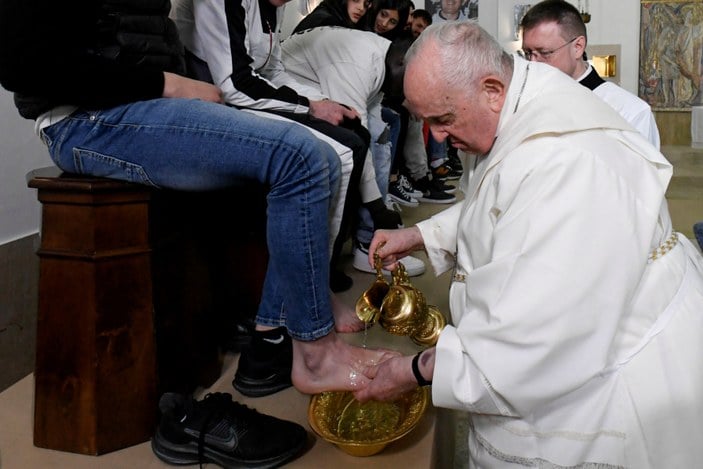 Papa Francis mahkumların ayaklarını yıkayıp öptü