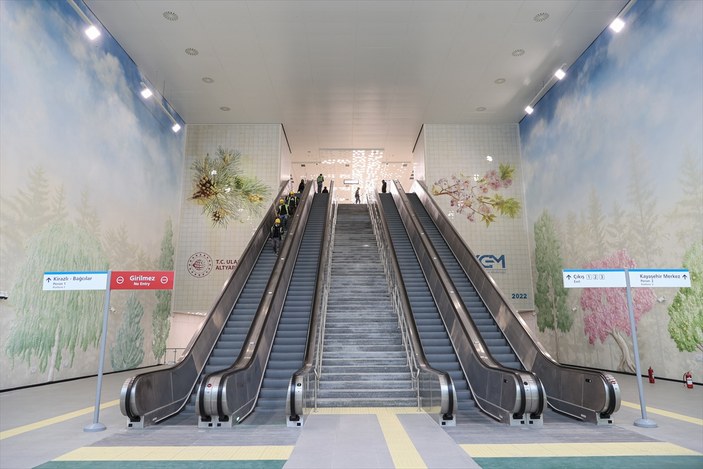 Başakşehir-Kayaşehir Metro Hattı'nda sanat galerisini andıran istasyon