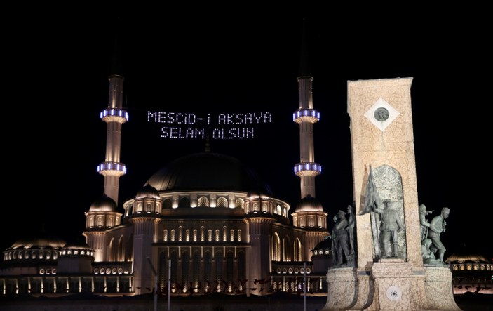Taksim Camii'nden Mescid-i Aksaya destek mahyası
