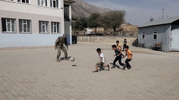 Terör saldırılarının olduğu okulda Mehmetçik rüzgarı! Çocuklarla futbol oynadılar