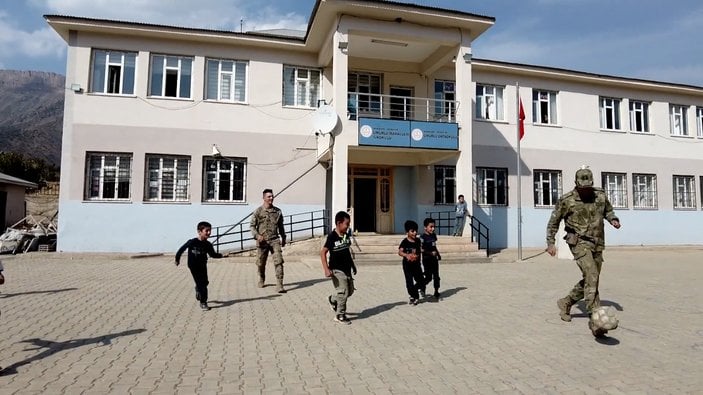 Terör saldırılarının olduğu okulda Mehmetçik rüzgarı! Çocuklarla futbol oynadılar