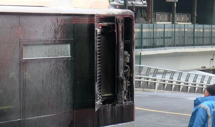 Kadıköy'de park halindeki metrobüs yandı