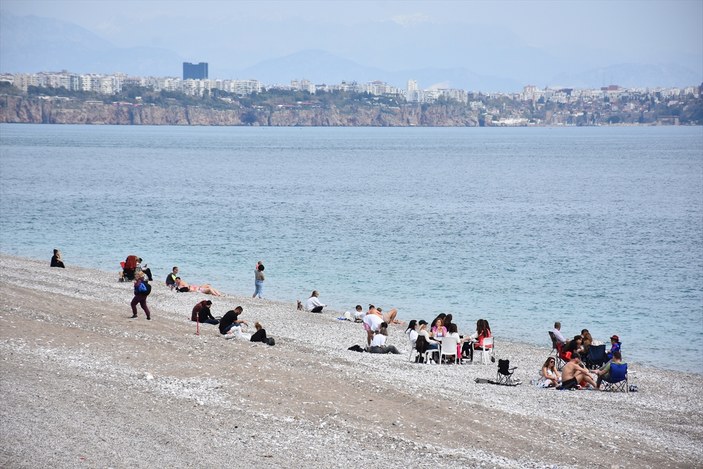 Antalya'da nisan ayında iki mevsim bir arada: Zirve kışı, sahil yazı gördü