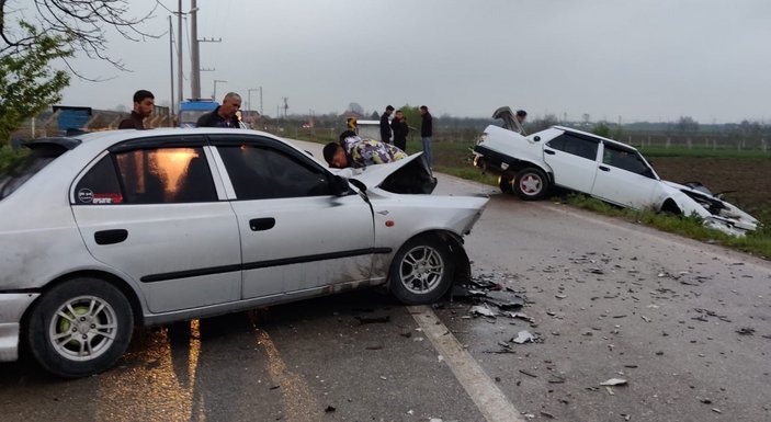 Bursa'da iki otomobil kafa kafaya çarpıştı: 4 yaralı #2