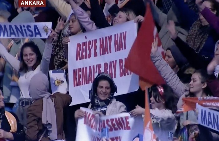 Aday tanıtım programında Cumhurbaşkanı Erdoğan'ın dikkatini çeken pankart