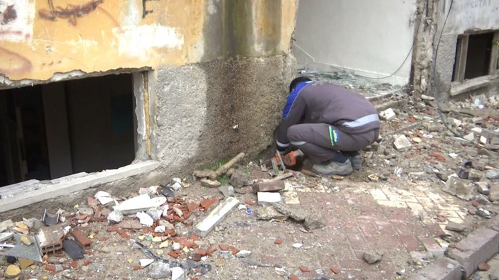 Elazığ'da, ağır hasarlı binadaki doğal gaz kaçağı paniğe neden oldu #3