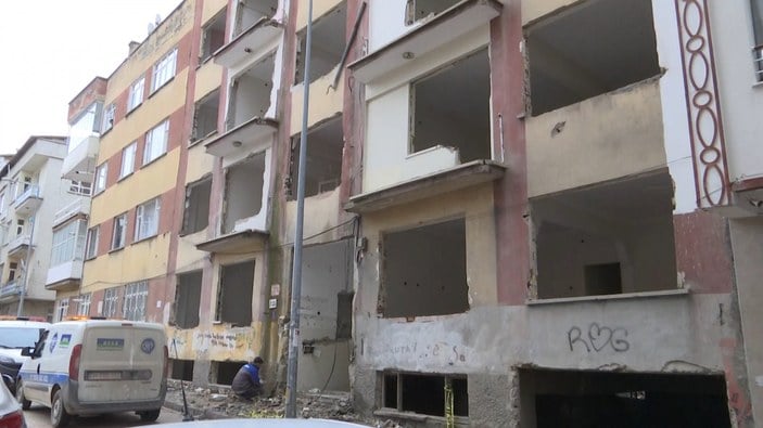 Elazığ'da, ağır hasarlı binadaki doğal gaz kaçağı paniğe neden oldu #6