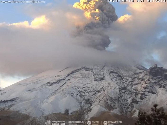 Meksika'daki Popocatepetl Yanardağı’nda 24 saatte 12 patlama