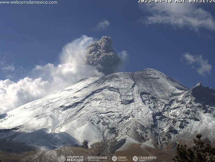 Meksika'daki Popocatepetl Yanardağı’nda 24 saatte 12 patlama