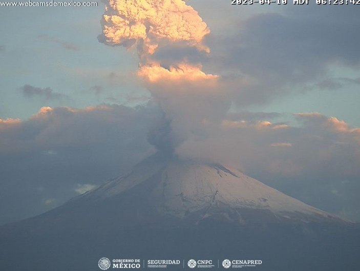 Meksika'daki Popocatepetl Yanardağı’nda 24 saatte 12 patlama