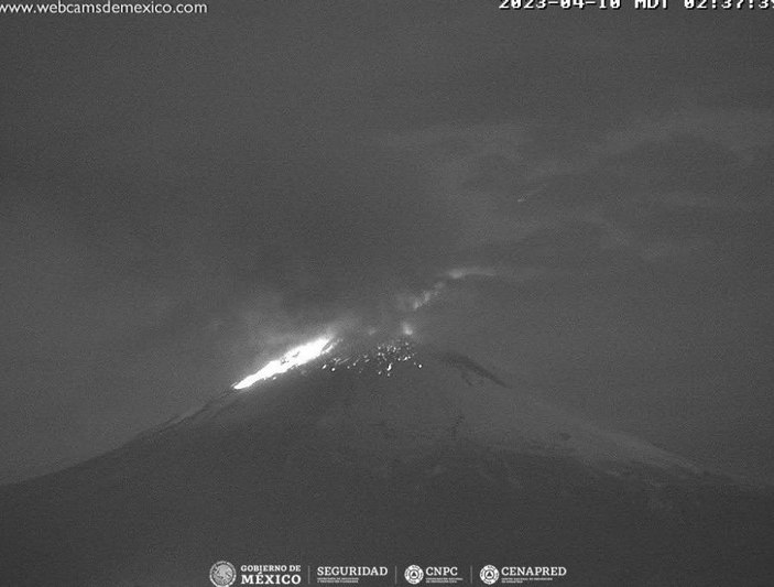 Meksika'daki Popocatepetl Yanardağı’nda 24 saatte 12 patlama