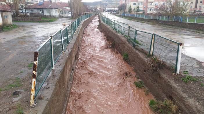 Sivas'ta aniden bastıran dolu yağışı hayatı olumsuz etkiledi