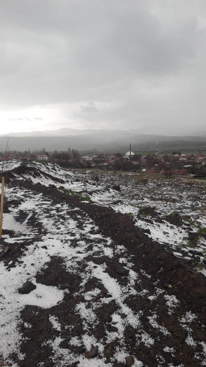 Sivas'ta aniden bastıran dolu yağışı hayatı olumsuz etkiledi