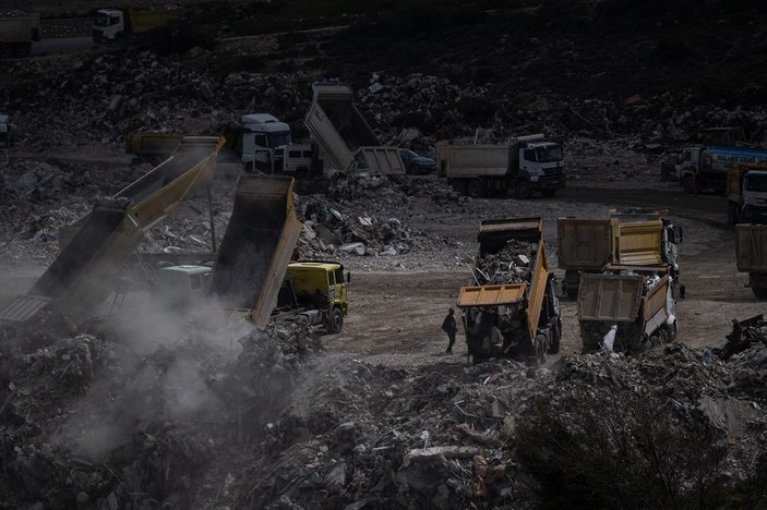 Hatay'da enkaz kaldırma çalışmaları devam ediyor: Günde 15 bin kamyon moloz çıkıyor