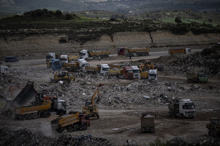 Hatay'da enkaz kaldırma çalışmaları devam ediyor: Günde 15 bin kamyon moloz çıkıyor