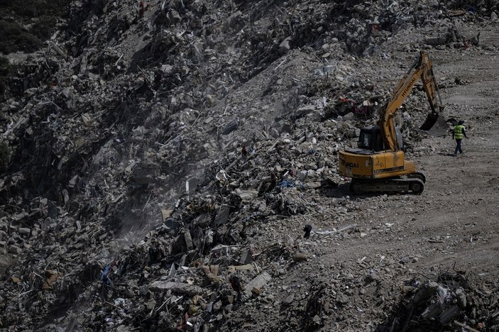 Hatay'da enkaz kaldırma çalışmaları devam ediyor: Günde 15 bin kamyon moloz çıkıyor