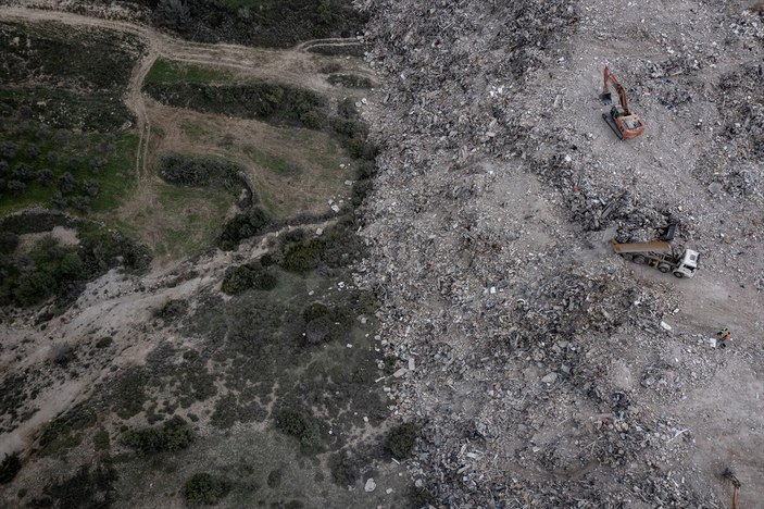 Hatay'da enkaz kaldırma çalışmaları devam ediyor: Günde 15 bin kamyon moloz çıkıyor