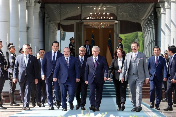 Togg Özbekistan'da! Özbekistan Cumhurbaşkanı Togg'u teslim aldı