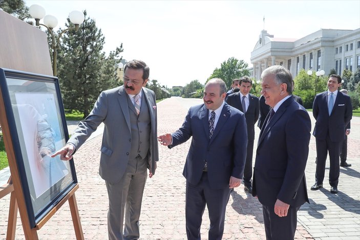 Togg Özbekistan'da! Özbekistan Cumhurbaşkanı Togg'u teslim aldı
