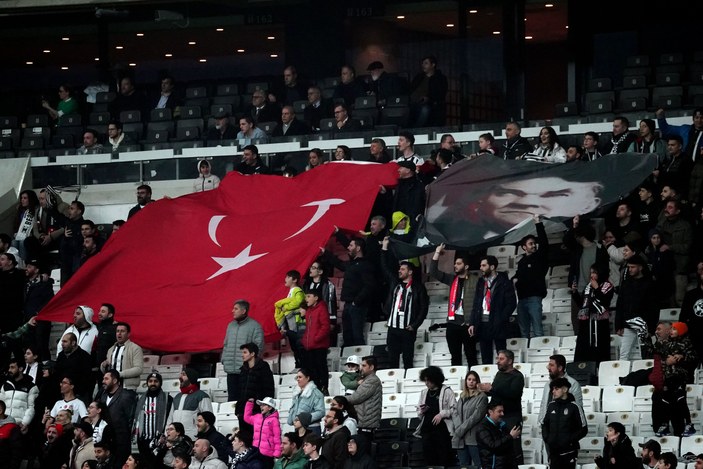 Beşiktaş, depremzedelere yardım maçında Atletico Madrid'i 2-0 yendi