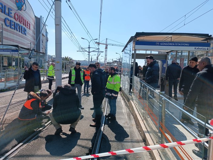 Güngören'de tramvay raydan çıktı: Seferler yapılamıyor