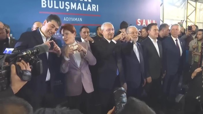 Meral Akşener, Gültekin Uysal'a kalp işareti yaparken yardım etti