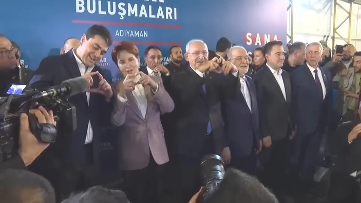 Meral Akşener, Gültekin Uysal'a kalp işareti yaparken yardım etti