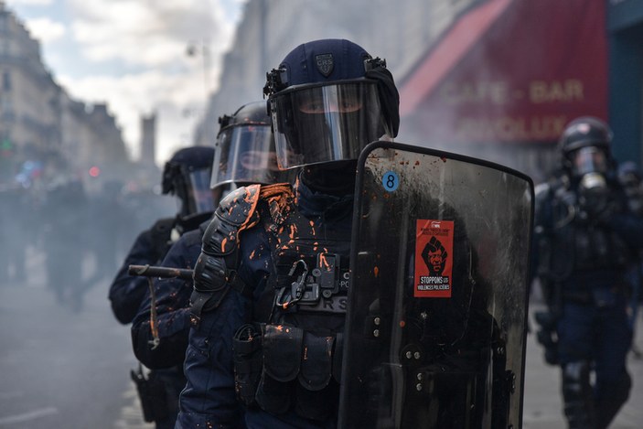 Fransa'da göstericilerle polis arasında yaşanan arbedede 11 kişi yaralandı