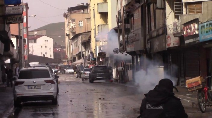 Hakkari’de polisle çatışan eylemcilere dev operasyon: 15 gözaltı