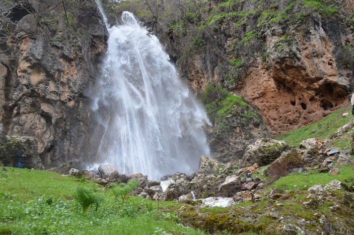 Beytüşşebap'ta sel sonrası dev şelale oluştu