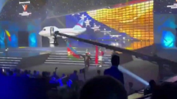 Ermenistan'daki Avrupa Halter Şampiyonası'nın açılışında Azerbaycan bayrağı yakıldı