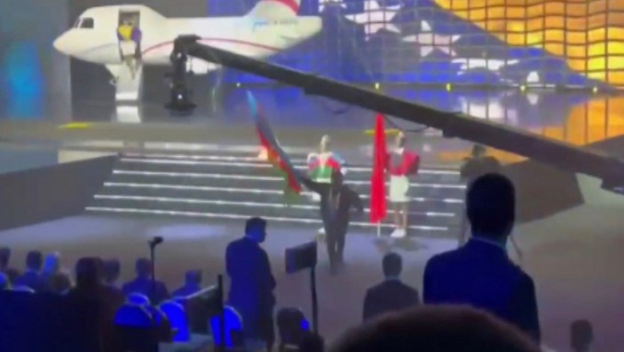 Ermenistan'daki Avrupa Halter Şampiyonası'nın açılışında Azerbaycan bayrağı yakıldı