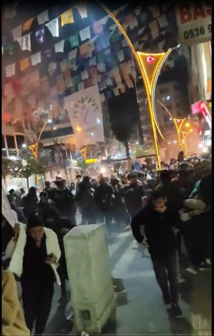HDP'liler terörist başı Öcalan lehine slogan attı! Polis müdahale etti...