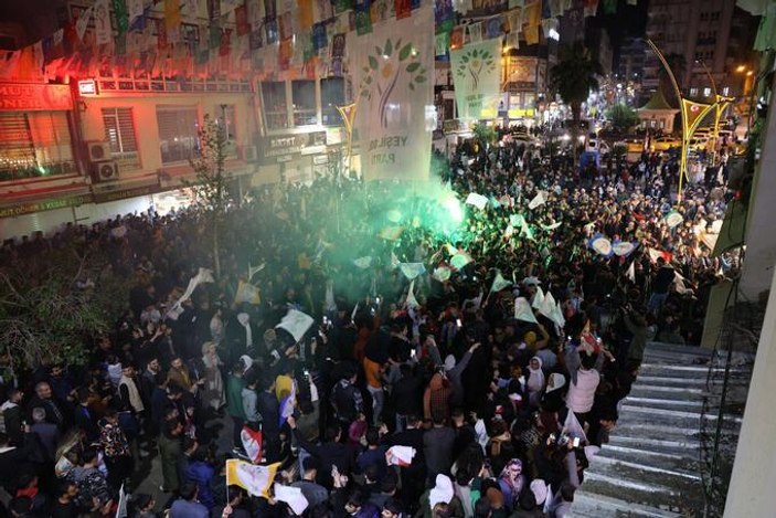 HDP'liler terörist başı Öcalan lehine slogan attı! Polis müdahale etti...