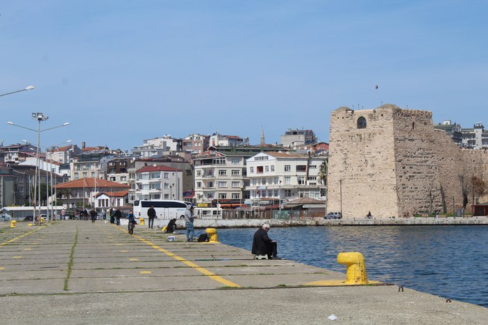 Sinop'ta bahar havası: Vatandaşlar seniz kenarına akın etti