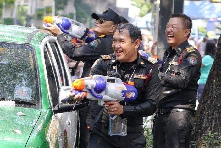 Tayland Başbakanı su savaşına katıldı #4