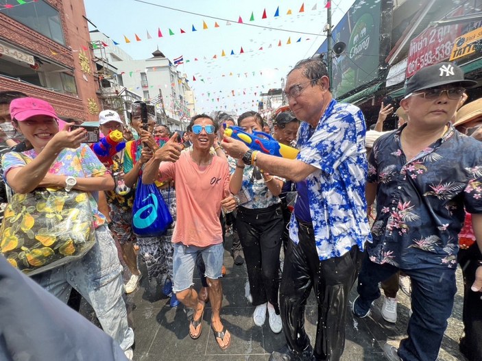 Tayland Başbakanı su savaşına katıldı #8