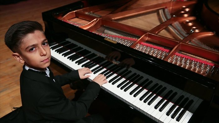 11 yasindaki piyanocu aytekin yilgin uluslararasi mozart yarismasi b3000338
