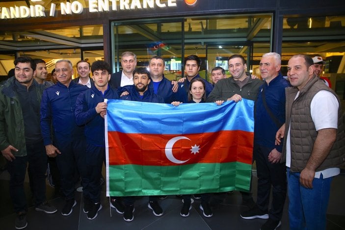 Azerbaycanlı halterciler, Ermenistan'daki bayrak yakma provokasyonunun ardından ülkelerine döndüler