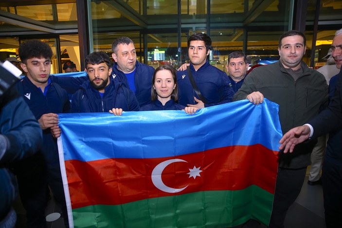 Azerbaycanlı halterciler, Ermenistan'daki bayrak yakma provokasyonunun ardından ülkelerine döndüler