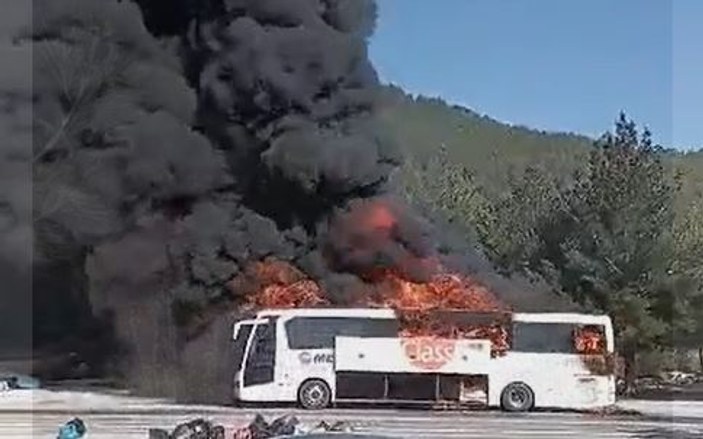 Muğla'da seyir halindeki otobüs alev alev yandı