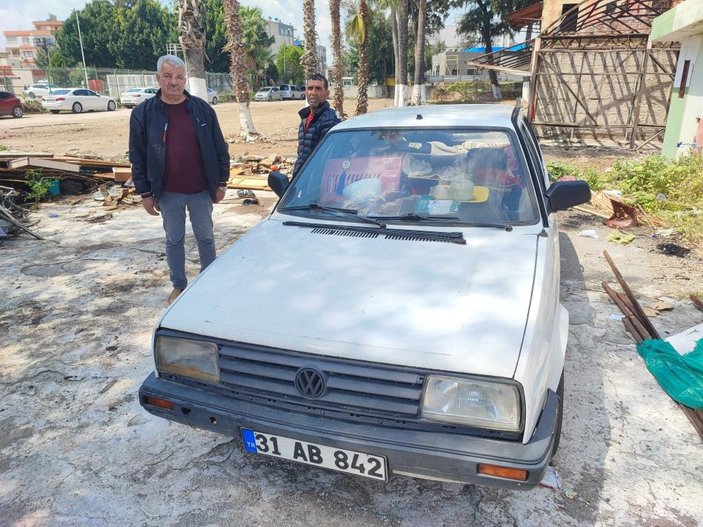 Adana'da eşinin terk ettiği evsizi aracına yerleştirdi