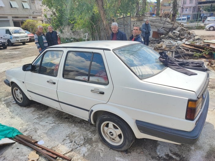 Adana'da eşinin terk ettiği evsizi aracına yerleştirdi