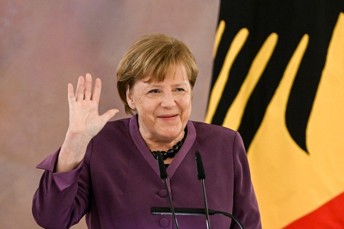 Angela Merkel, Almanya'nın en yüksek liyakat nişanını aldı