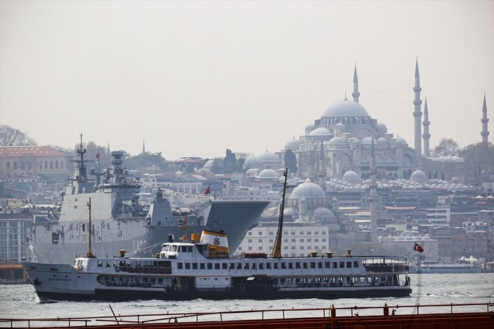 İstanbul'da ziyarete açılan TCG Anadolu gemisine ziyaretçi akını