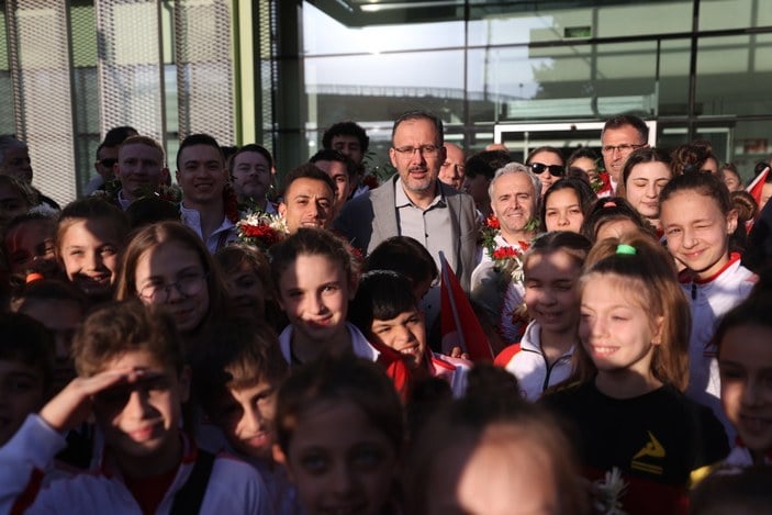 Mehmet Kasapoğlu, İzmir'e altın madalyalarla dönen sporcuları Togg ile karşıladı