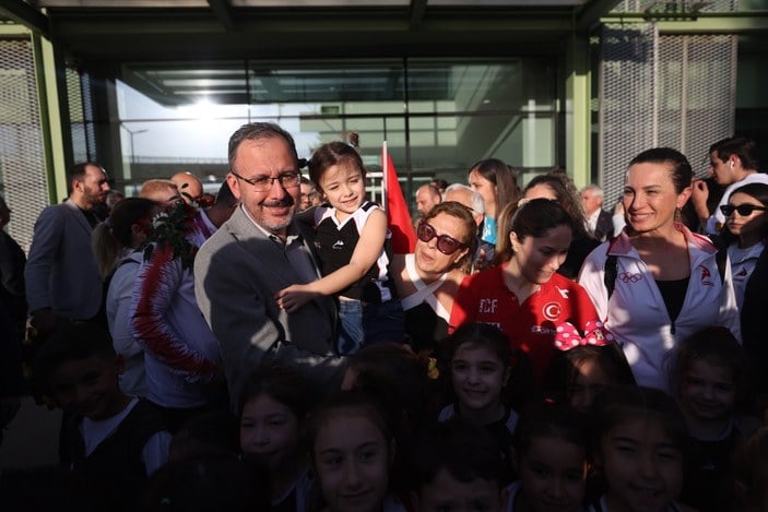 Mehmet Kasapoğlu, İzmir'e altın madalyalarla dönen sporcuları Togg ile karşıladı