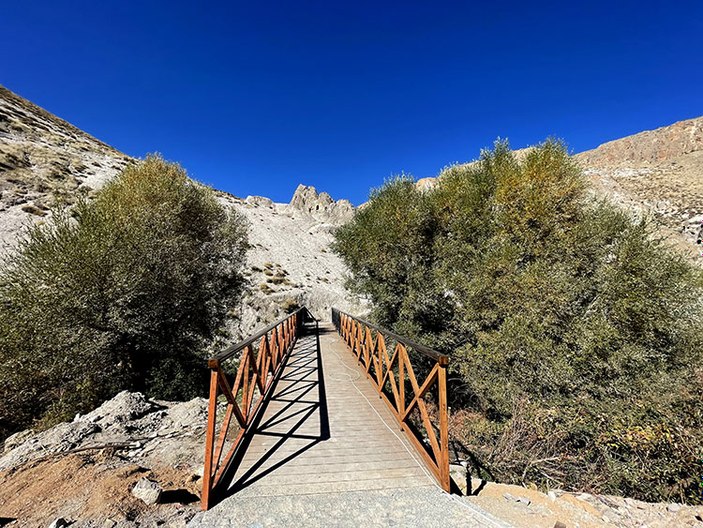 Balonlar çok yakıştı! Turistlerin yeni gözdesi Soğanlı Vadisi'ne ziyaretçi akını yaşanıyor